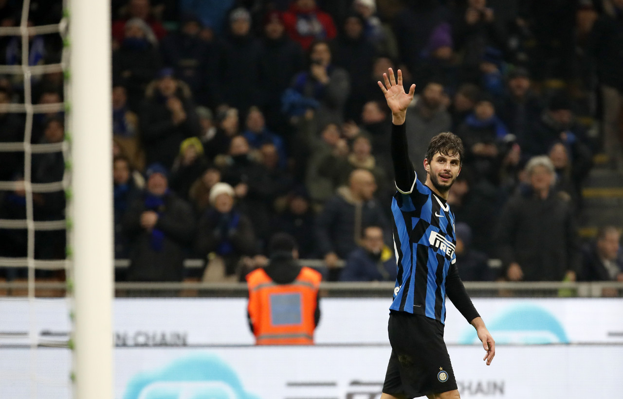 血性！韩国队球员挑衅拜合拉木，王博豪为队友出头撞倒挑事者（硬刚！韩国队员挑衅拜合拉木，王博豪挺身护队友将挑事者撞翻）