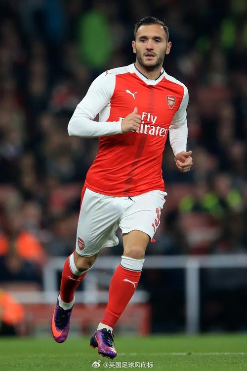 安娜-德-阿玛斯现身F1阿布扎比站挥旗（安娜·德·阿玛斯亮相F1阿布扎比大奖赛挥动方格旗）