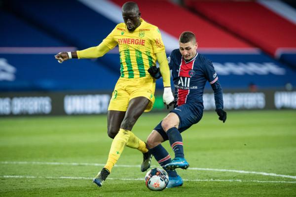 足球世界杯比赛用球曝光，设计引好评（世界杯官方比赛用球亮相，设计广受好评）