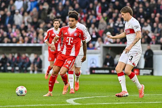 现场观看梅西杯，梅西与苏亚雷斯儿子本哈明一同观战（梅西携苏亚雷斯之子本哈明现身梅西杯看台）