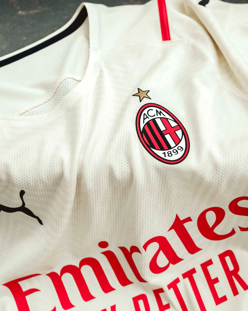 詹姆斯篮板抢断关键时刻锁定胜局（詹姆斯关键篮板与抢断锁定胜利）