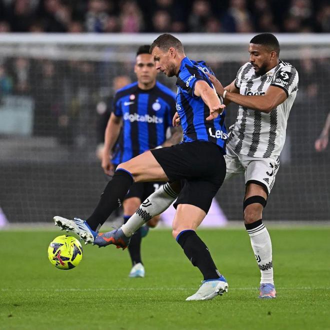 记者：尤文正关注热那亚右后卫诺顿-库菲和维罗纳前锋焦瓦内（报道称尤文图斯盯上热那亚右后卫诺顿-库菲及维罗纳前锋焦瓦内）